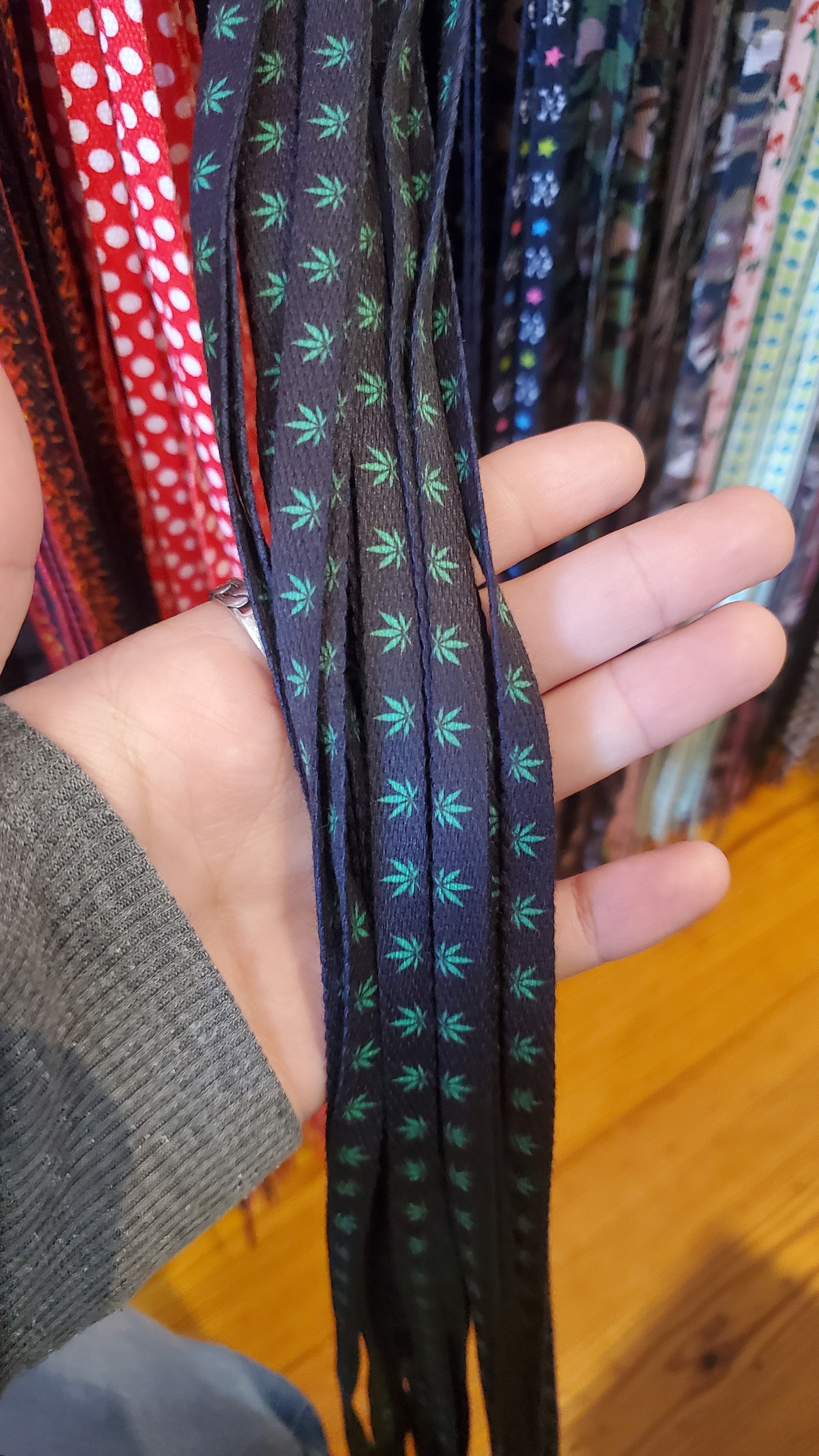 Flat Pot Leaves Black/Green